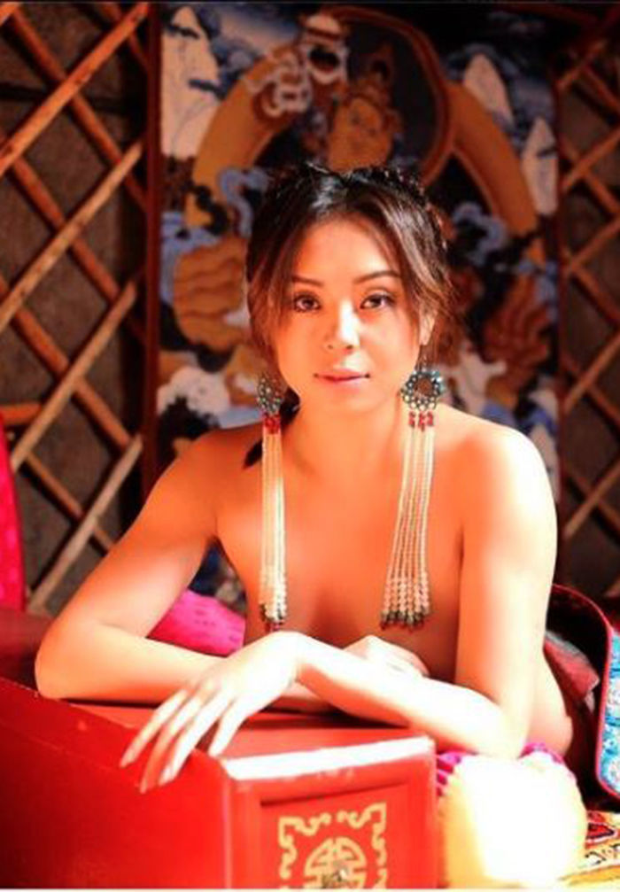 Х.Баярмаа “Playboy”-г чимжээ