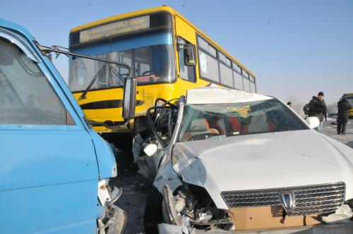 Хоёр автобус мөргөлдөж дөрвөн хүн бэртжээ