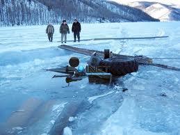 Сэрэмжлүүлэг: Сэлэнгэ мөрөнд мөс цөмөрч автомашин живжээ