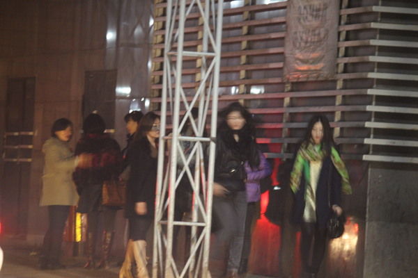  Буудлын мөнгөгүйгээсээ болоод 4 давхраас үсэрчээ