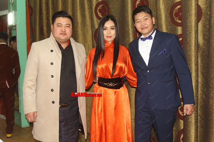 “Миний ээж хамгийн хөөрхөн” тоглолт бөхийн өргөөг үзэгчдээр дүүргэв