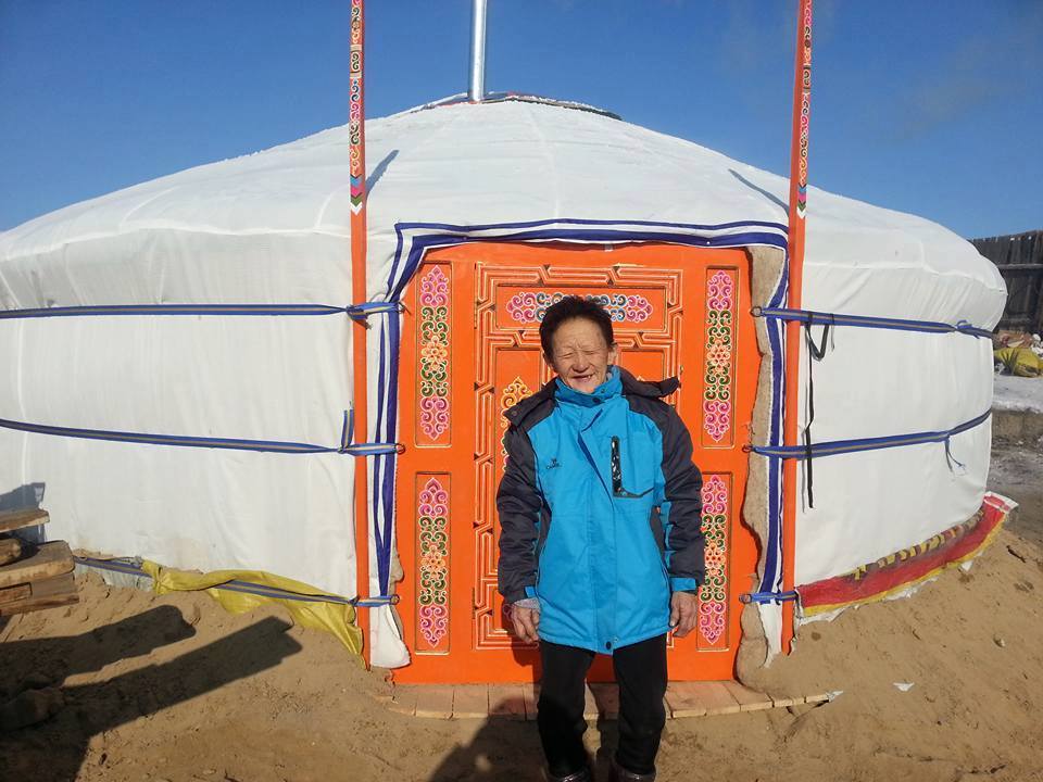 Ахмад настанд өргөө цагаан гэр бэлэглэв