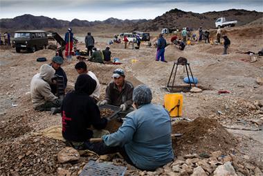  Гар аргаар алт олборлож байсан хоёр хүн амиа алджээ
