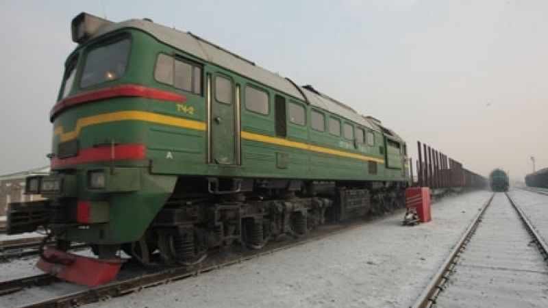 Хоёр хүүхэд зорчиж явсан машин галт тэргэнд дайруулжээ