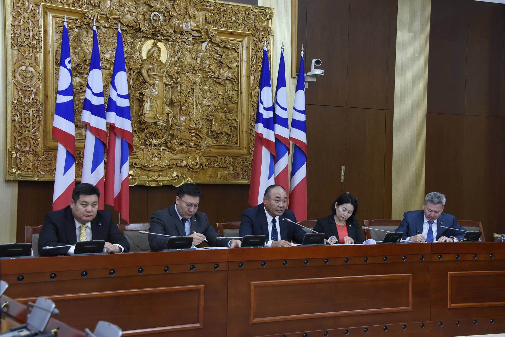 Д.Эрдэнэбат:Засгийн газрыг байгуулахгүй удааширч байгаагаас УИХ өнөөдөр ажилласан дүр эсгэж сууна