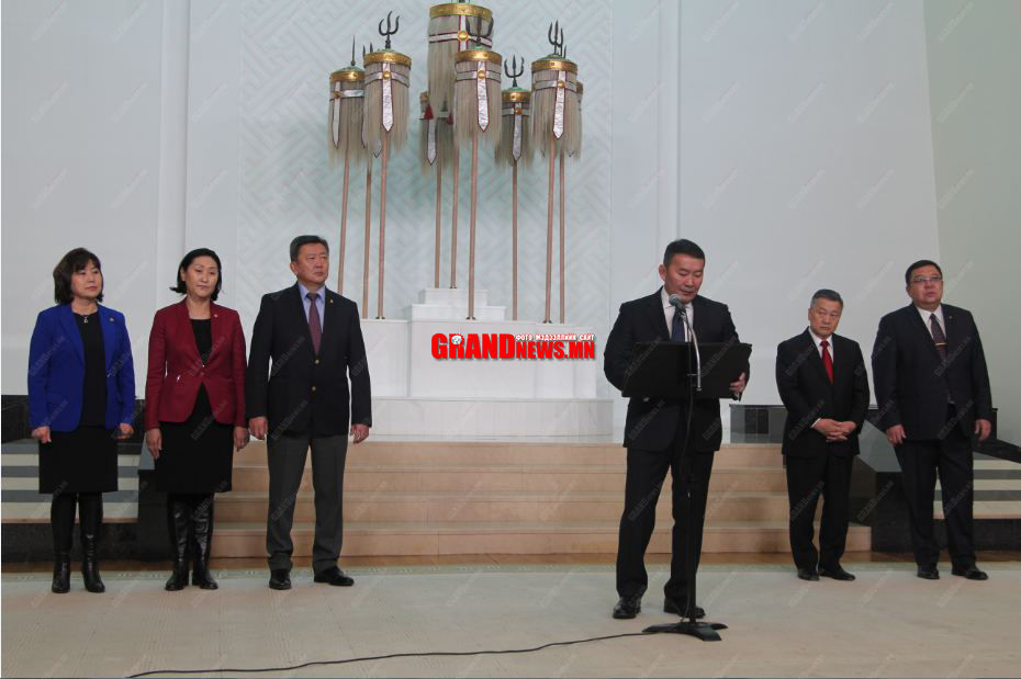 Төрийн ордонд шагналын хур буулаа