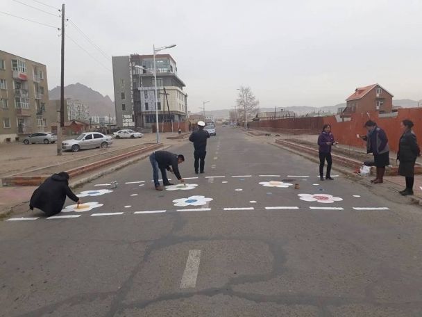 Бага насны хүүхдэд зориулсан явган хүний гарц хийжээ