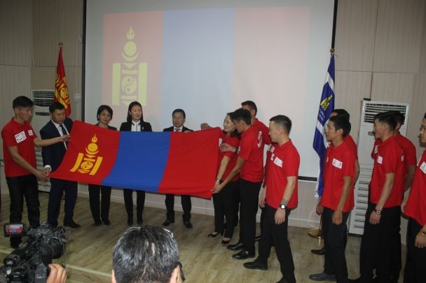 ”Дэлхийн ур чадвар” тэмцээний оролцогчдод төрийн далбаа гардууллаа