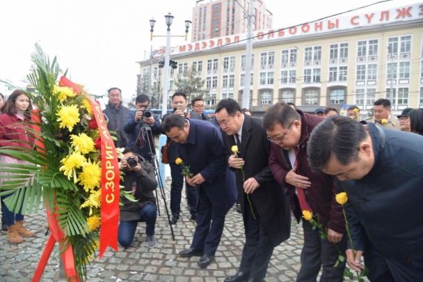 С.Зориг агсны хөшөөнд цэцэг өргөлөө