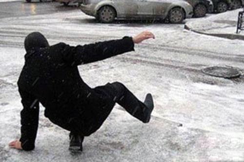 Хальтиргаа, гулгаа үүссэн зам талбайн мэдээллийг утсаар авч байна