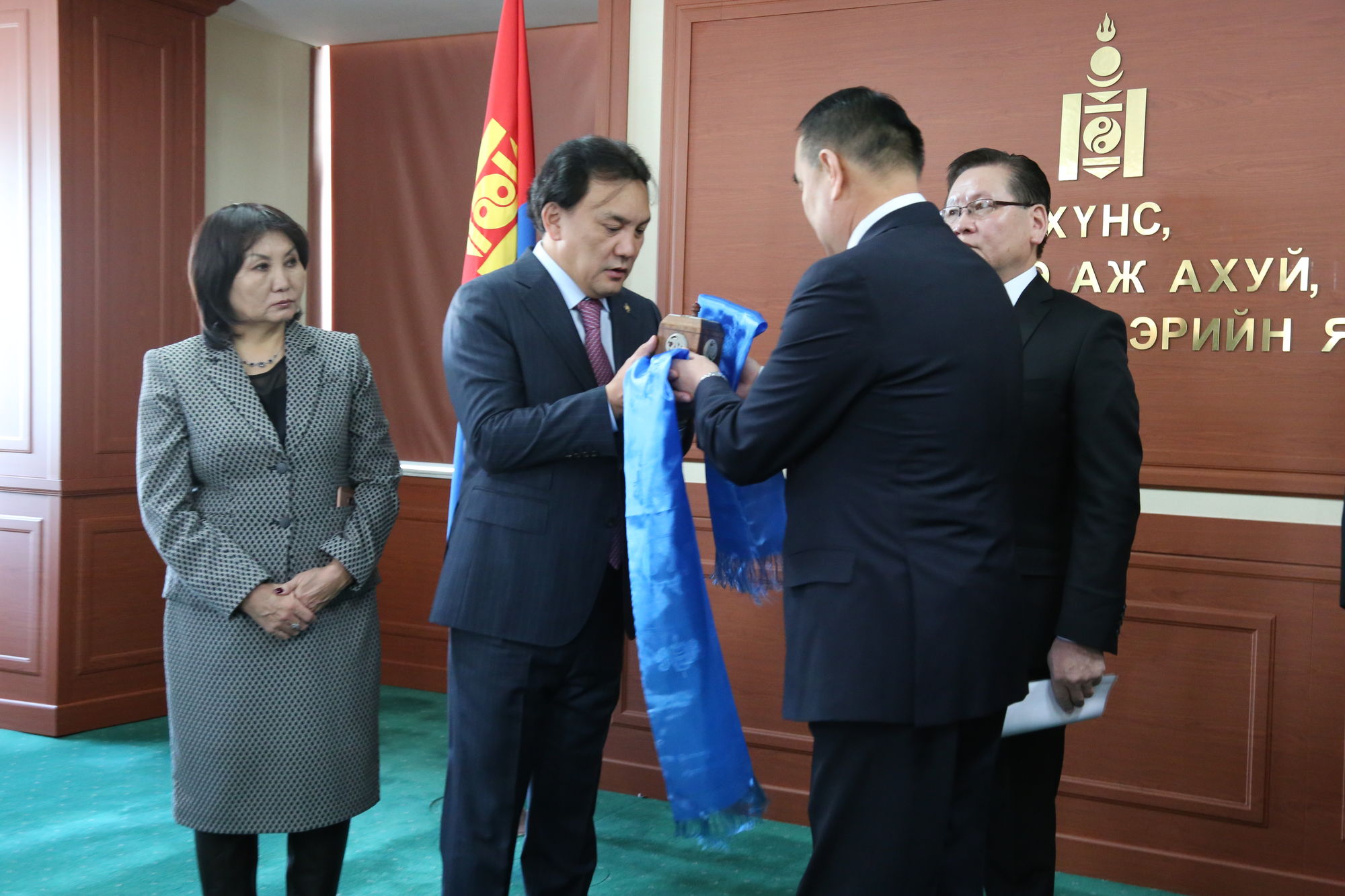 УИХ-ын гишүүн, ХХААХҮ-ийн сайд Б.Батзориг тамгаа хүлээн авч, үүрэгт ажилдаа орлоо