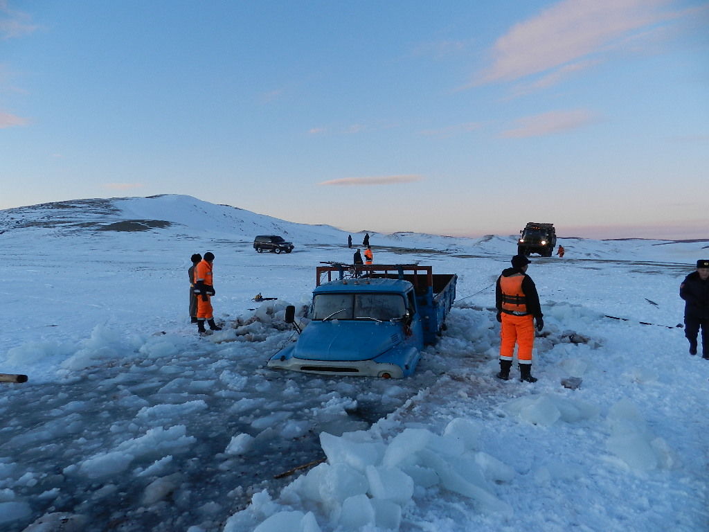 Машинтайгаа голд живж байсан иргэдийн амийг аварчээ