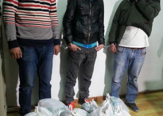 Насанд хүрээгүй охид бусдад уруу татагдан, хар тамхи хэрэглэж байгаад баригджээ