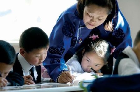 Багш нар өнөөдрөөс хугацаагүй ажил хаялт зарлалаа