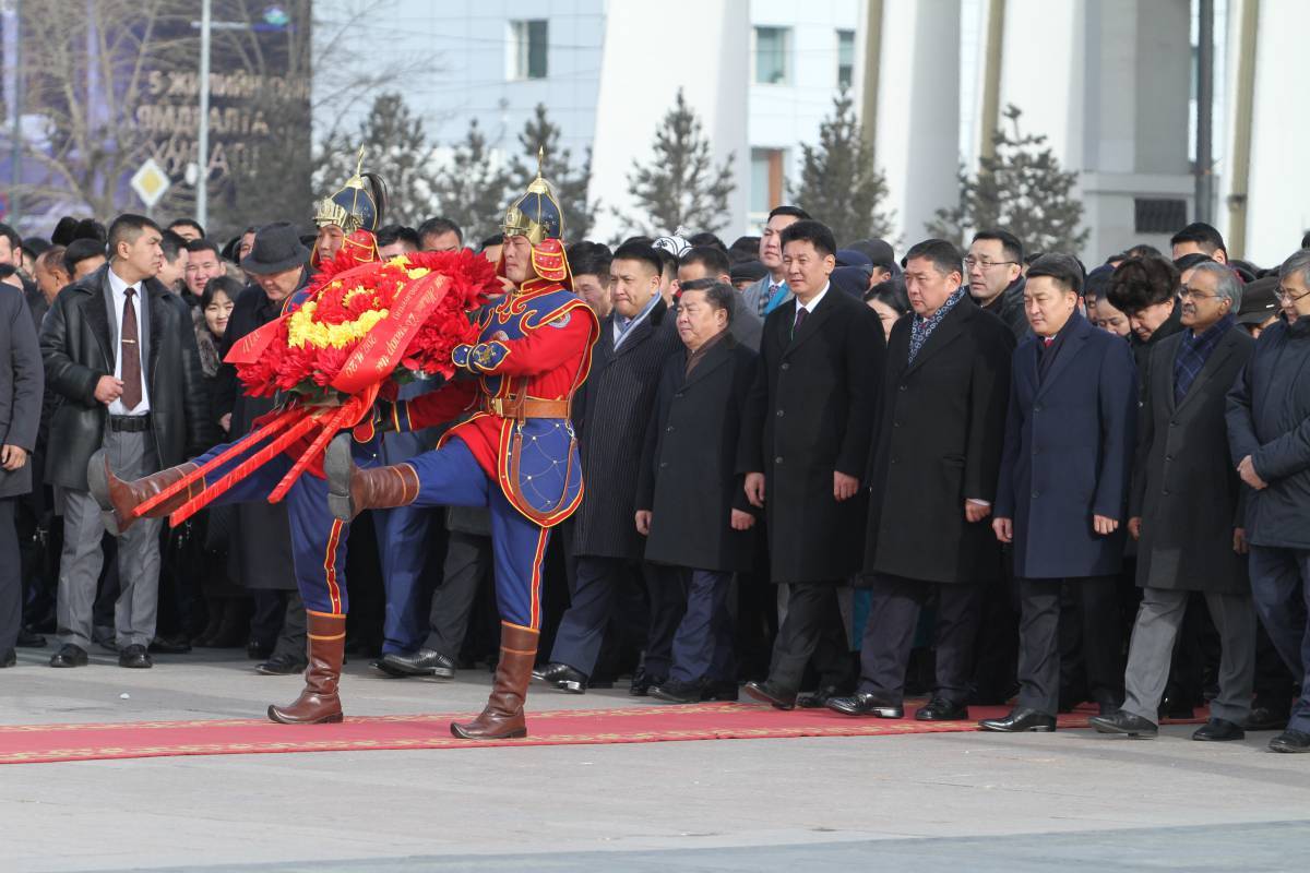 МАН-ын төлөөлөгчид Д.Сүхбаатарын хөшөөнд цэцэг өргөж, Их эзэн Чингис хааны хөшөөнд хүндэтгэл үзүүллээ