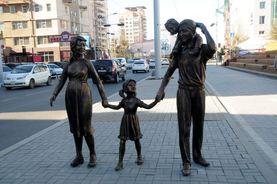 Хөшөө барьсанаар хэдэн хүн аз жаргалтай болсон бэ?