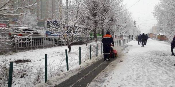 Нийтийн эзэмшлийн зам талбайн цасыг цэвэрлэж байна