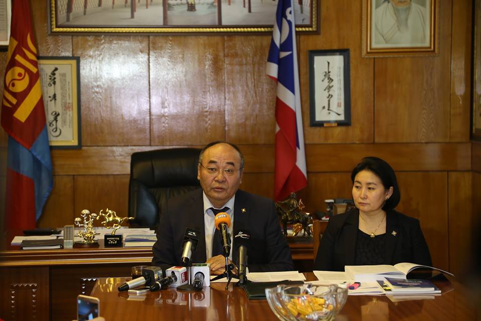 2018 оны төсөвт төрийн албан хаагчдын цалинг 10 хувь нэмэгдүүлэх шаардлага тавина