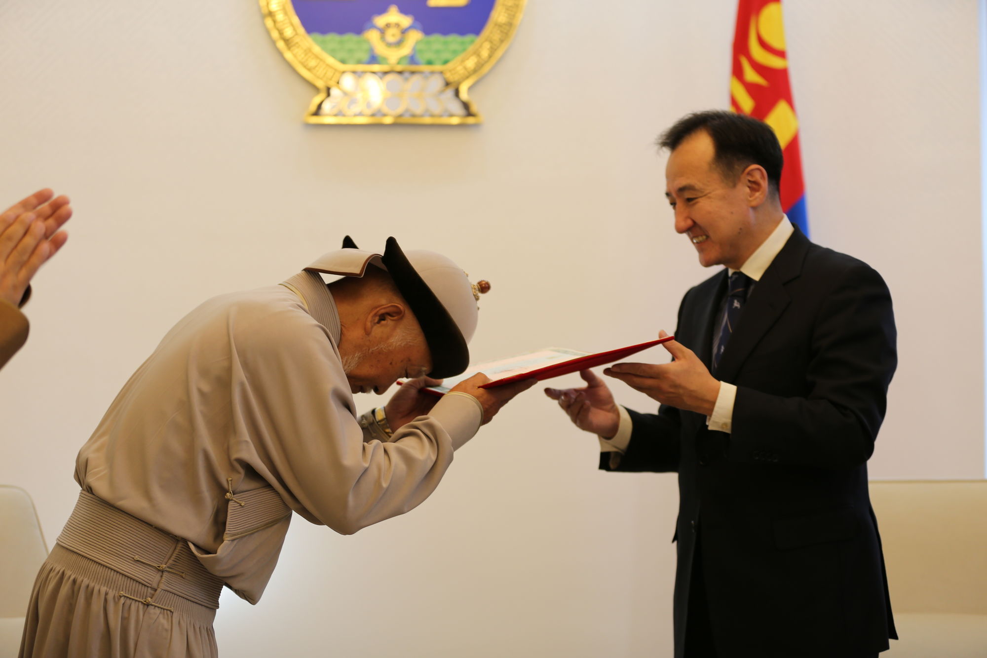 Каваүчи широд соёлын элчийн гэрчилгээг гардууллаа