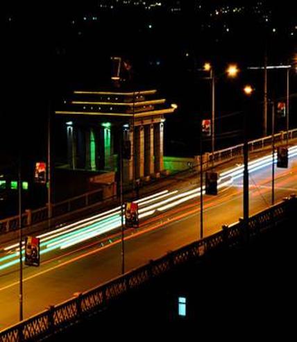 Энхтайвны гүүрэн дээрээс үсрэхийг завджээ