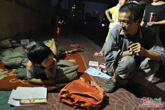 Гудамжинд амьдардаг эр хог түүж байхдаа олсон охиноо өргөж авчээ