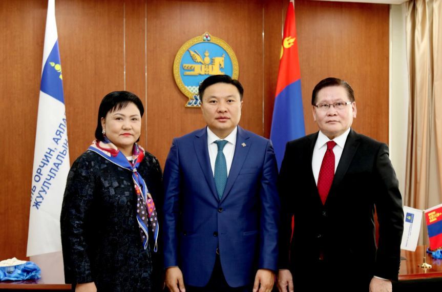 БОАЖ-ын сайд Н.Цэрэнбат тамгаа гардлаа