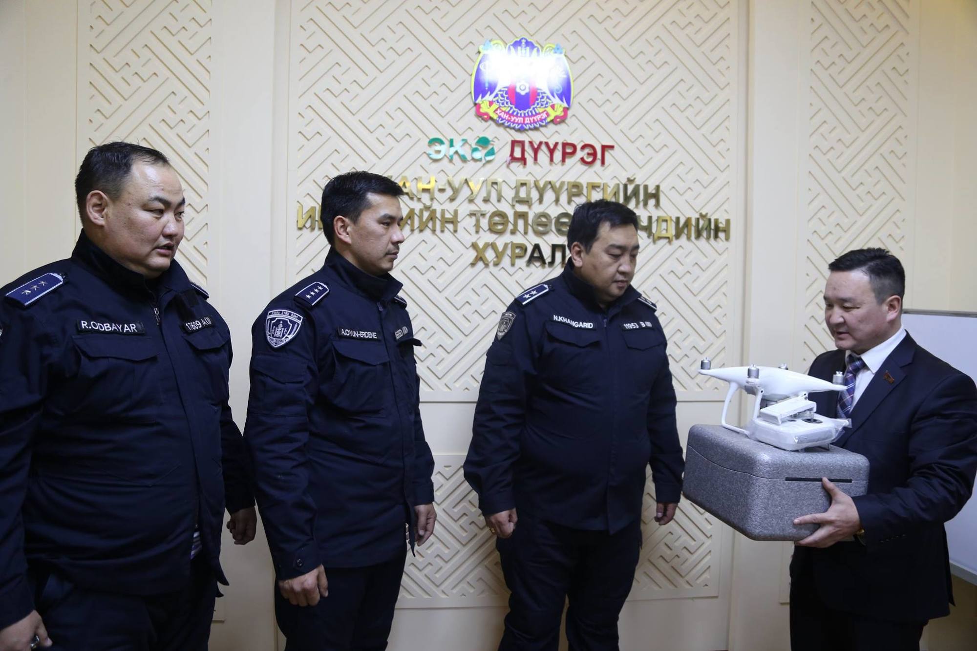  Замын цагдаагийн хэлтсийнхэнд нисдэг камер хүлээлгэн өгөв