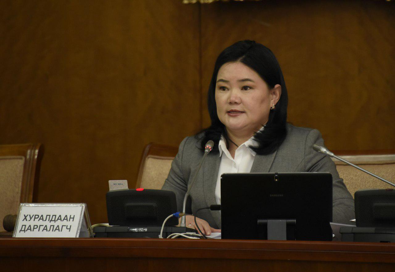 Төсвийн байнгын хорооны хуралдааныг Н.Амарзаяа даргалж байна