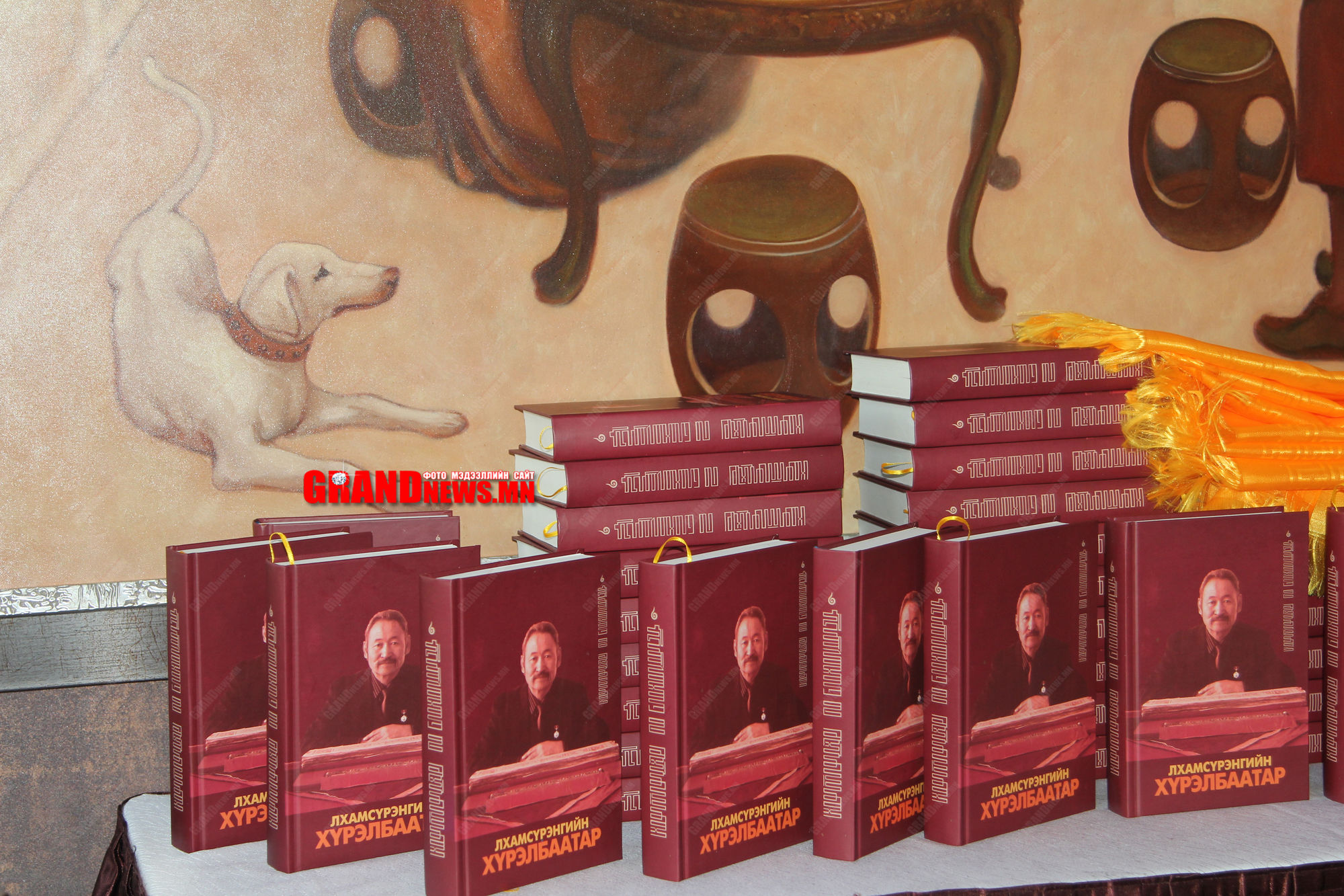 “Лхамсүрэнгийн Хүрэлбаатар” ном бидний алган дээр шувуу шиг нисэн ирлээ