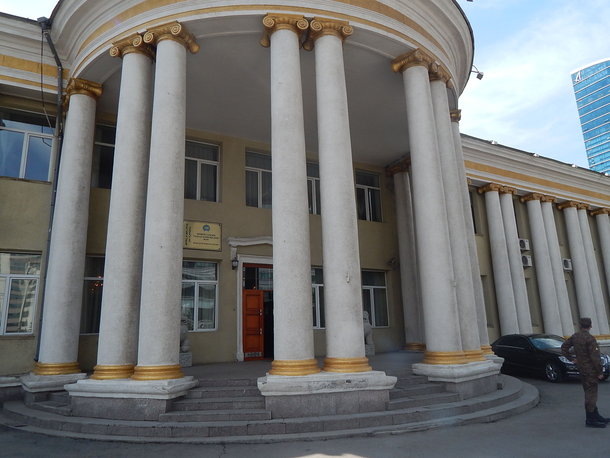 Монгол залуугийн толгойд буудсан этгээдийг эрэн сурвалжилж байна