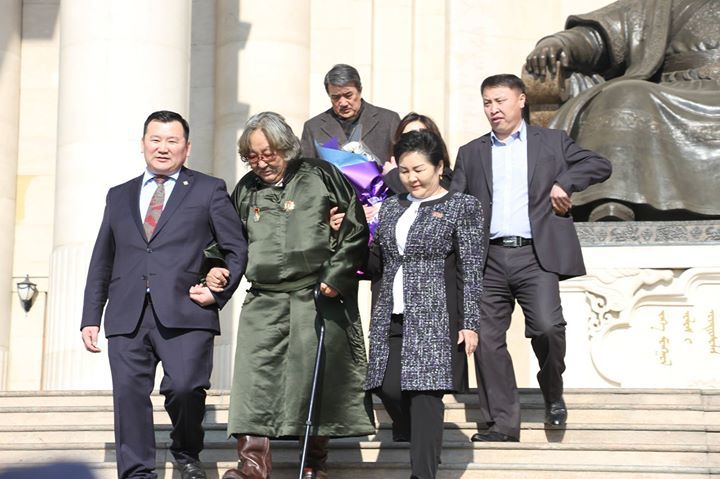 ”Гацуурт” компаний захирал Л.Чинбат, яруу найрагч Б.Лхагвасүрэн нар Монгол Улсын Хөдөлмөрийн баатар боллоо