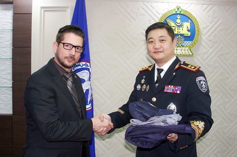 Куба улсын үндэсний хувьсгалт цагдаагийн дүрэмт хувцас гардуулав