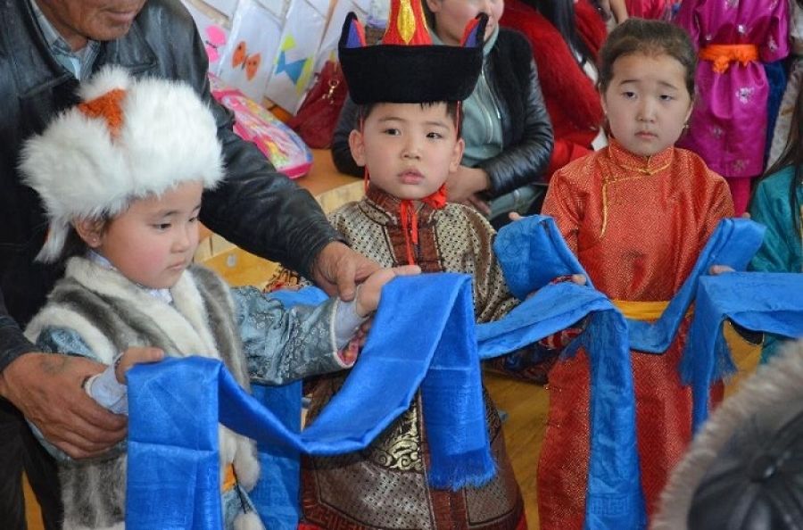 Ахмад настан, аав, ээждээ аюуш хадагтай золгодог