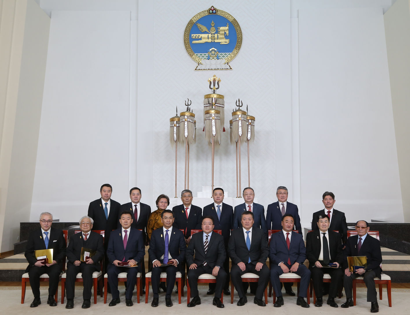 Дипломат дээд цол олгов