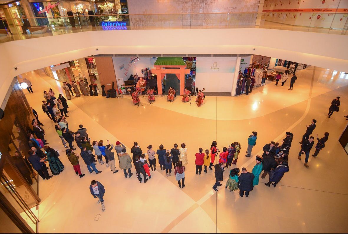 Фото: ”Шангри-Ла Молл”-д сар шинийн үзэсгэлэн худалдаа болж байна