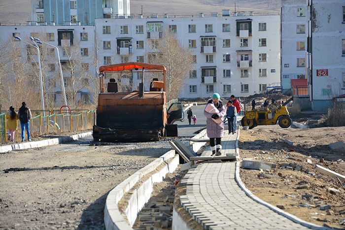 Бөмбөг, унадаг дугуй, роликоор тоглож байгаа хүүхдүүдээ АНХААР