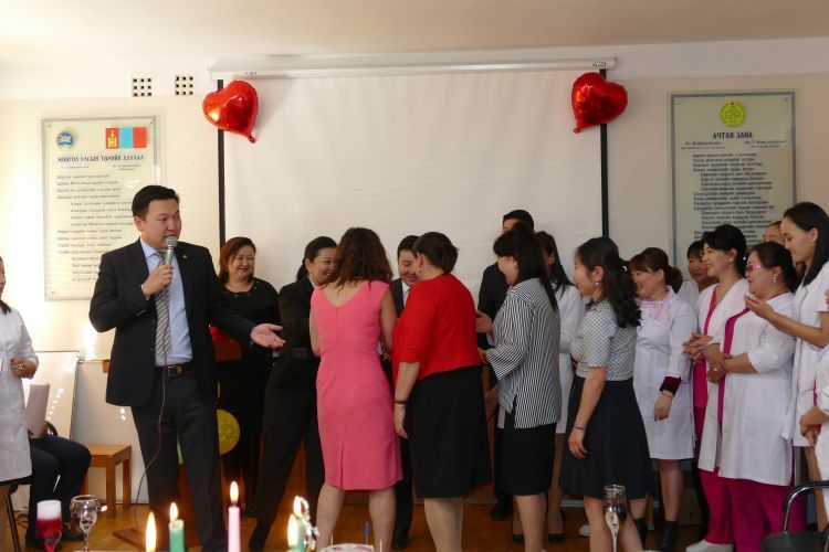 УИХ-ын гишүүн Н.Учрал шилдэг эмч нарыг шагнав