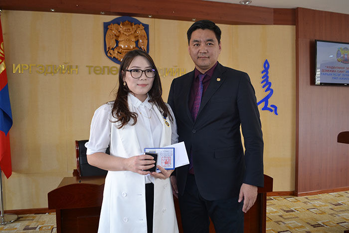 Шүүхийн Нарийн бичгийн дарга Б.Солонгыг Хан-Уул дүүргийн “Хүндэт тэмдэг”-ээр шагналаа 