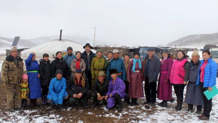 УИХ-ын гишүүн Ж.Бат-Эрдэнэ малчдаа эргэн, багуудад ажиллаж байна