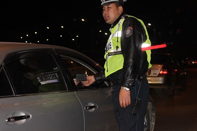 Согтуу жолооч, согтуу явган зорчигчийг мөргөжээ