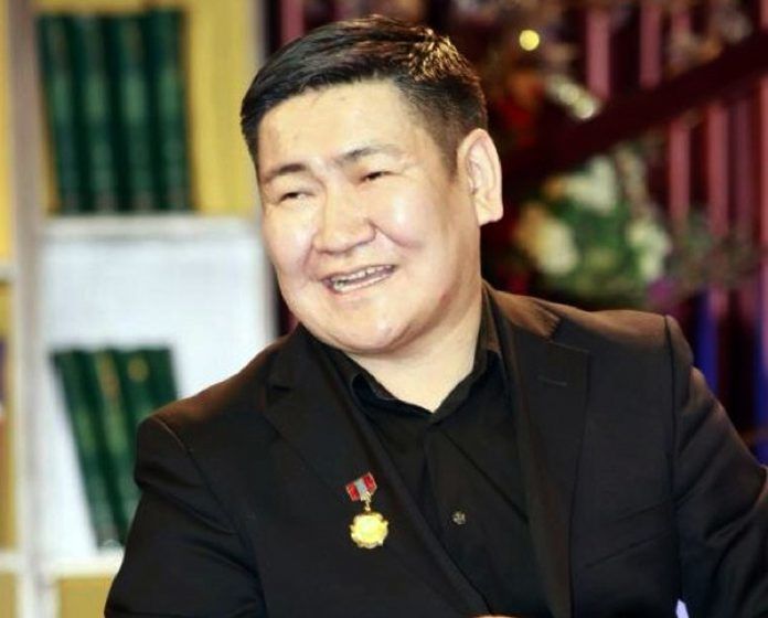 Жүжигчин Б.Ариунболд сэтгүүлчийг цагдаагаар айлган сүрдүүлж байна