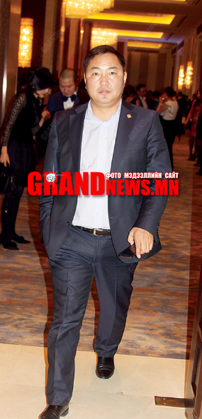 Ангалзуур л харагдахгүй юм шүү, Биеэ барина аа