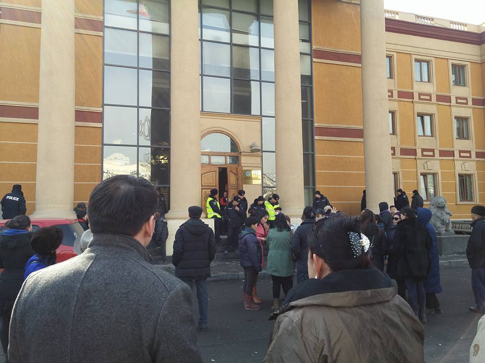 Баянзүрхчүүд эсэргүүцлээ илэрхийлж байна