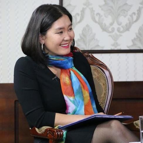 Л.Мөнхбаясгалан эмэгтэй зохиолчдоо солиотой гэв үү?