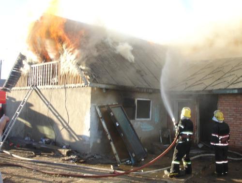 Хүүхэд гэртээ гал түлэх гэж байгаад гал алджээ