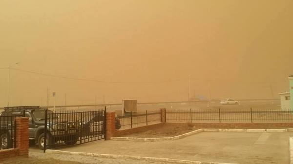 Яг одоо шороон шуурга шуурч, үзэгдэх орчин хязгаарлагдаад байна