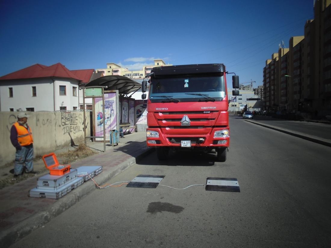 Ачааны автомашины ачаа тээвэрлэлтэд шалгалт хийж байна