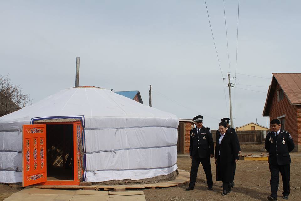 Дөрвөн хүний амь аварсан дэслэгч Г.Ганбаяр шагналын гэрээ өндөр настанд бэлэглэв