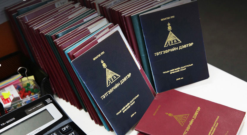 Нас барагсдын тэтгэврийг хэн авч байв?