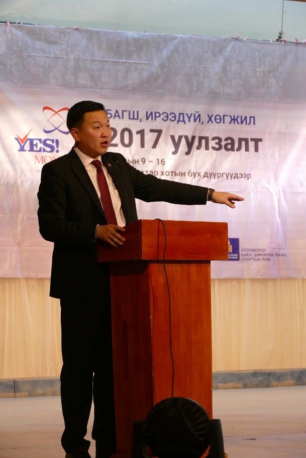 Н.Учрал багш нартай уулзалт хийж байна